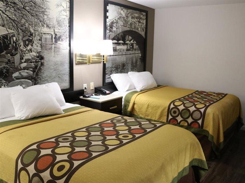 Super 8 By Wyndham San Antonio/I-35 North Hotell Exteriör bild