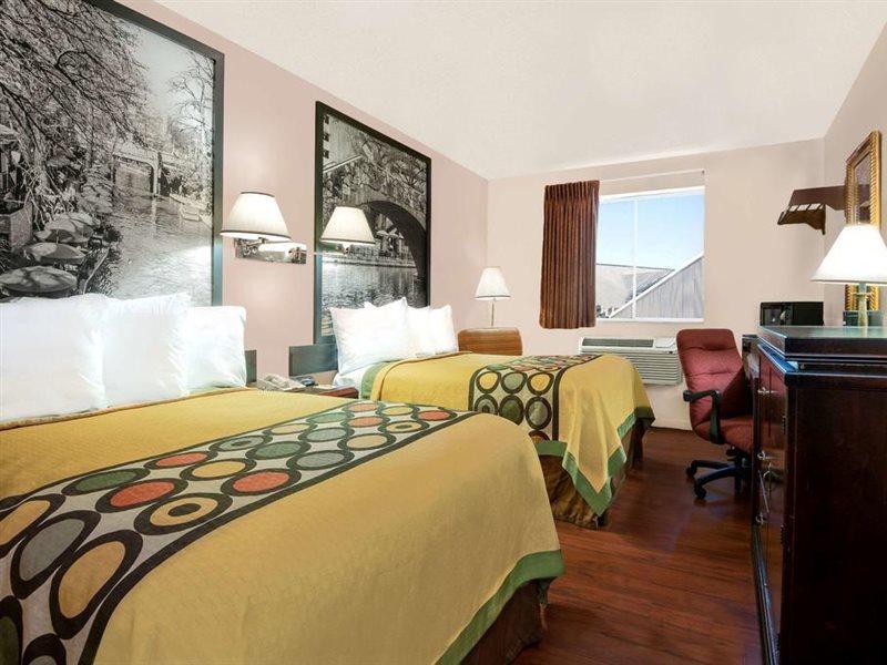 Super 8 By Wyndham San Antonio/I-35 North Hotell Exteriör bild