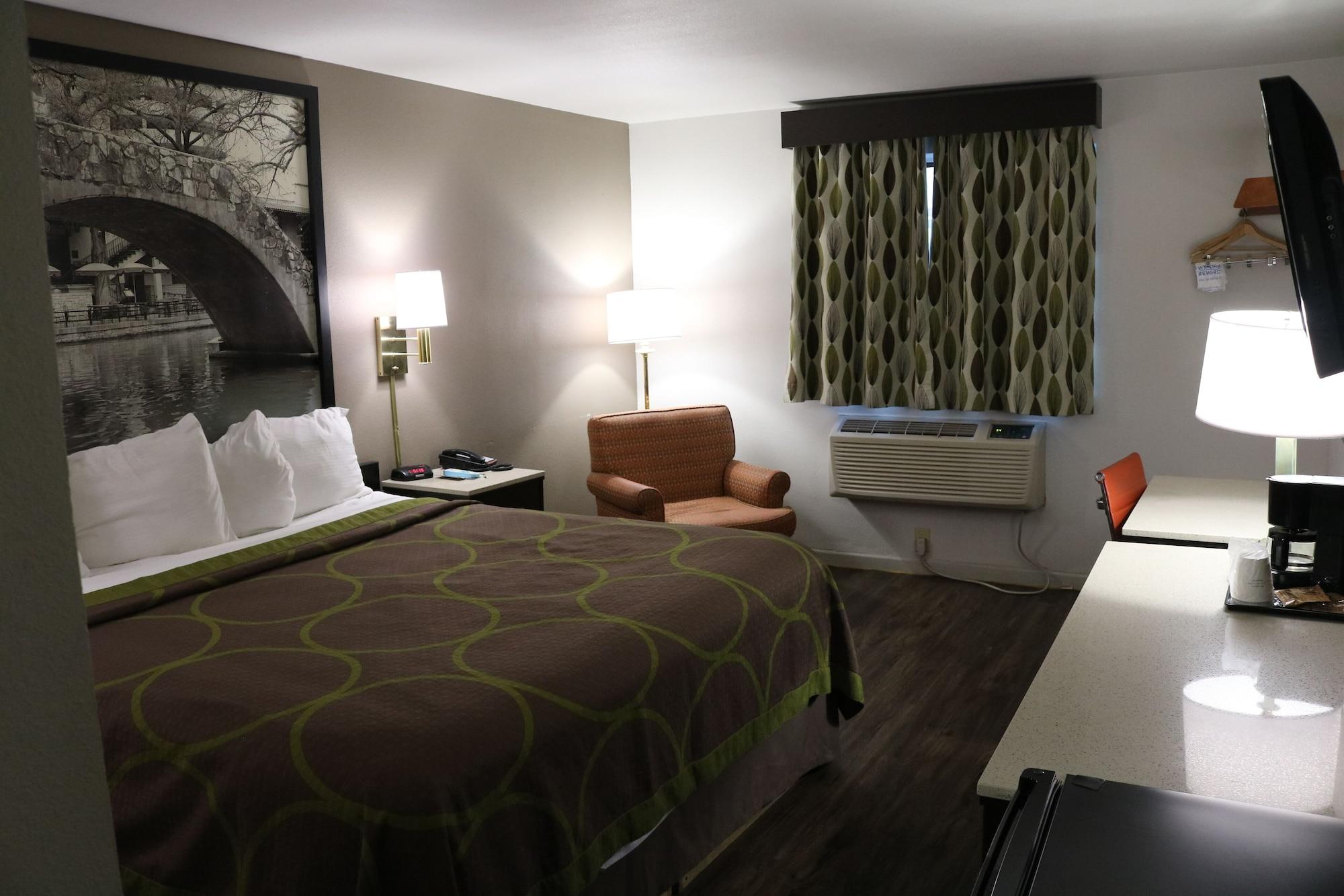 Super 8 By Wyndham San Antonio/I-35 North Hotell Exteriör bild