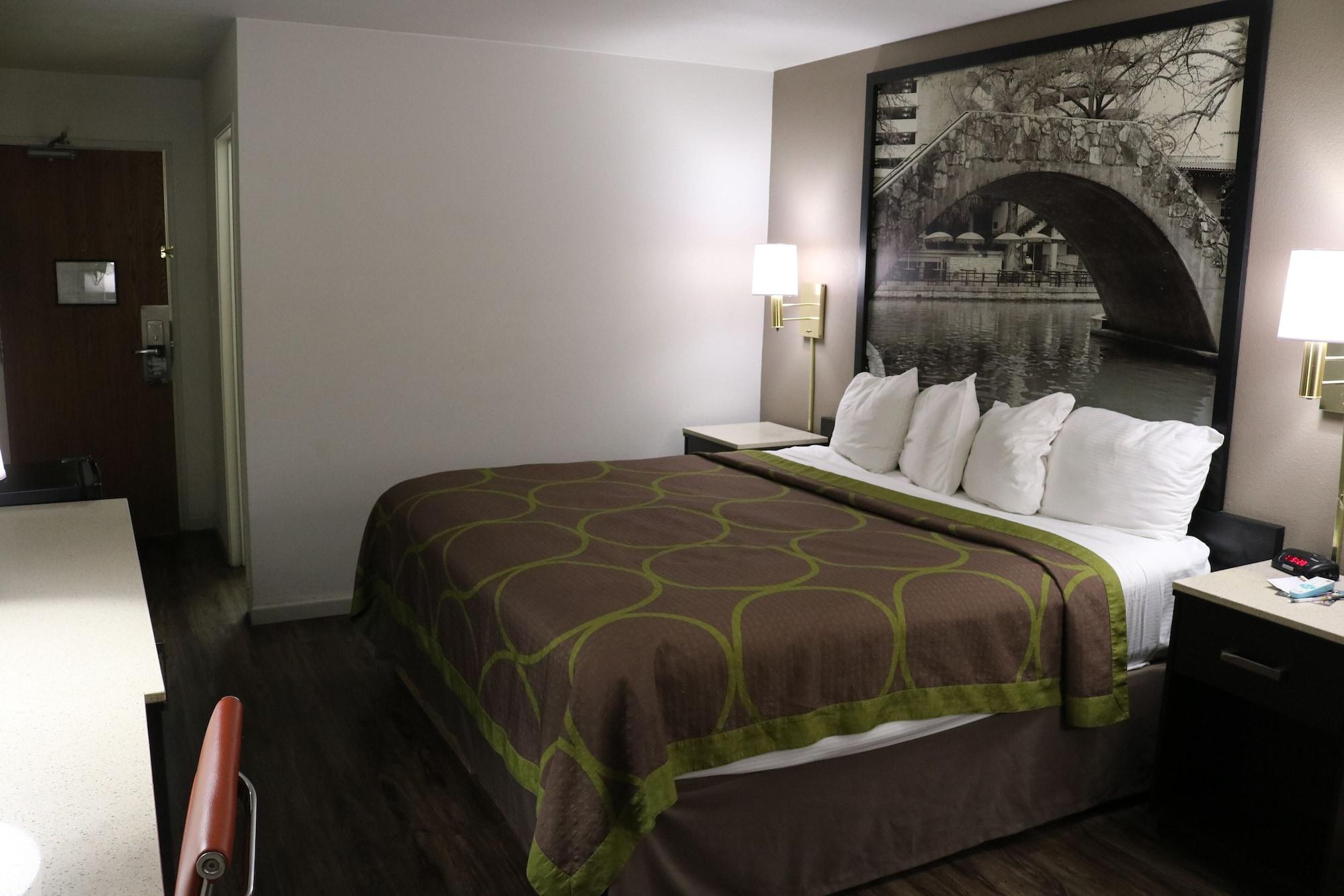 Super 8 By Wyndham San Antonio/I-35 North Hotell Exteriör bild