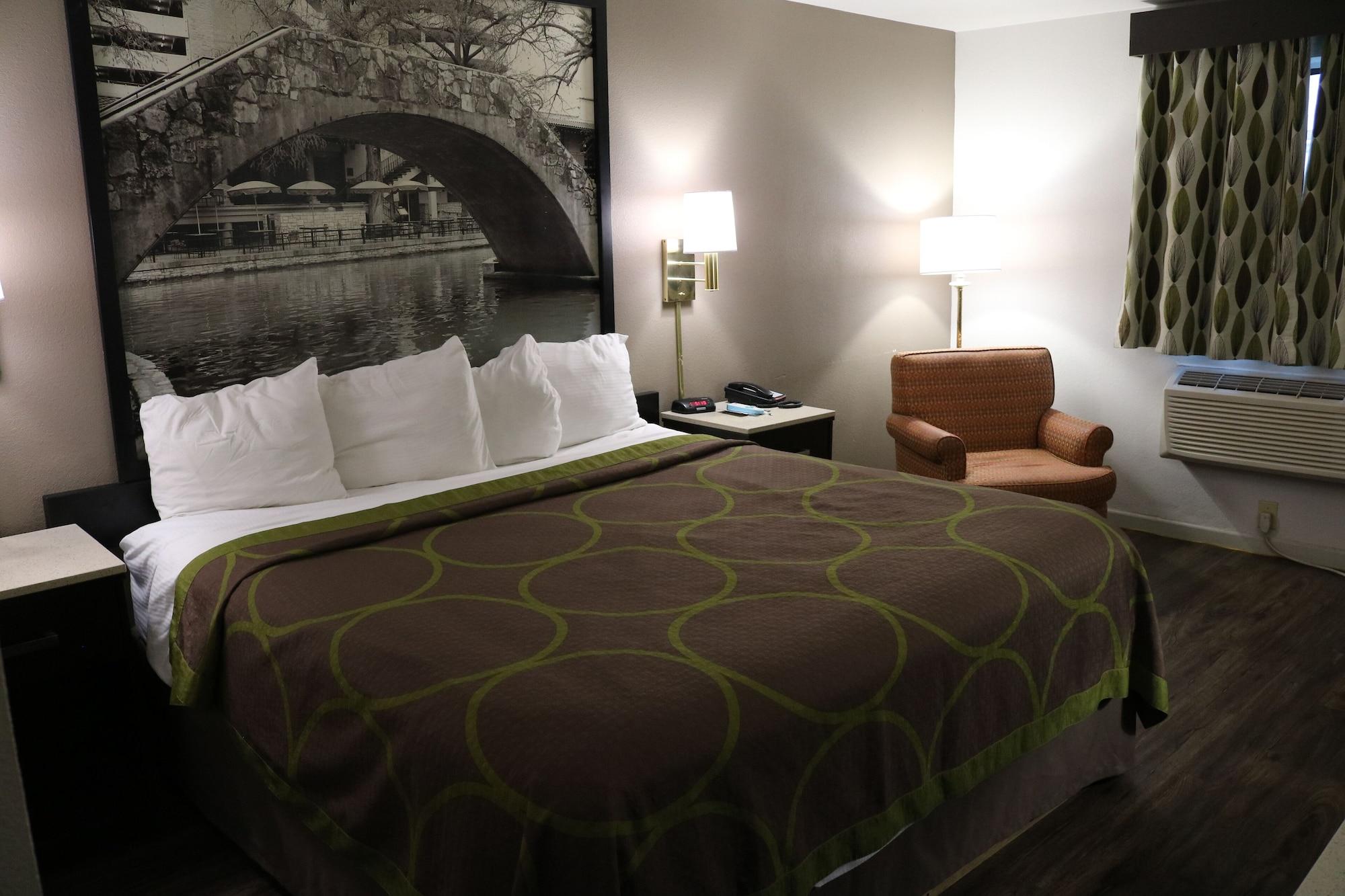 Super 8 By Wyndham San Antonio/I-35 North Hotell Exteriör bild