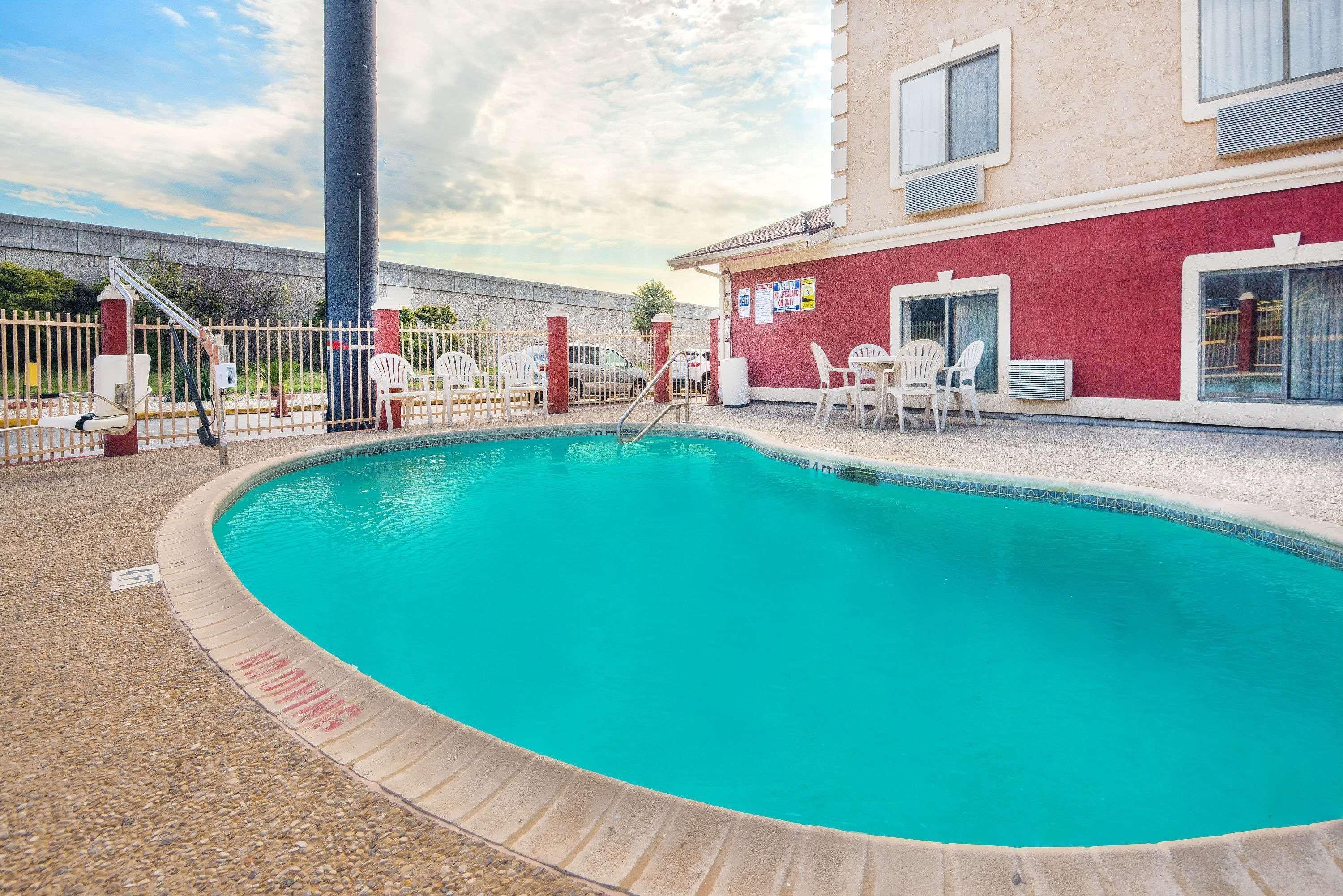 Super 8 By Wyndham San Antonio/I-35 North Hotell Exteriör bild