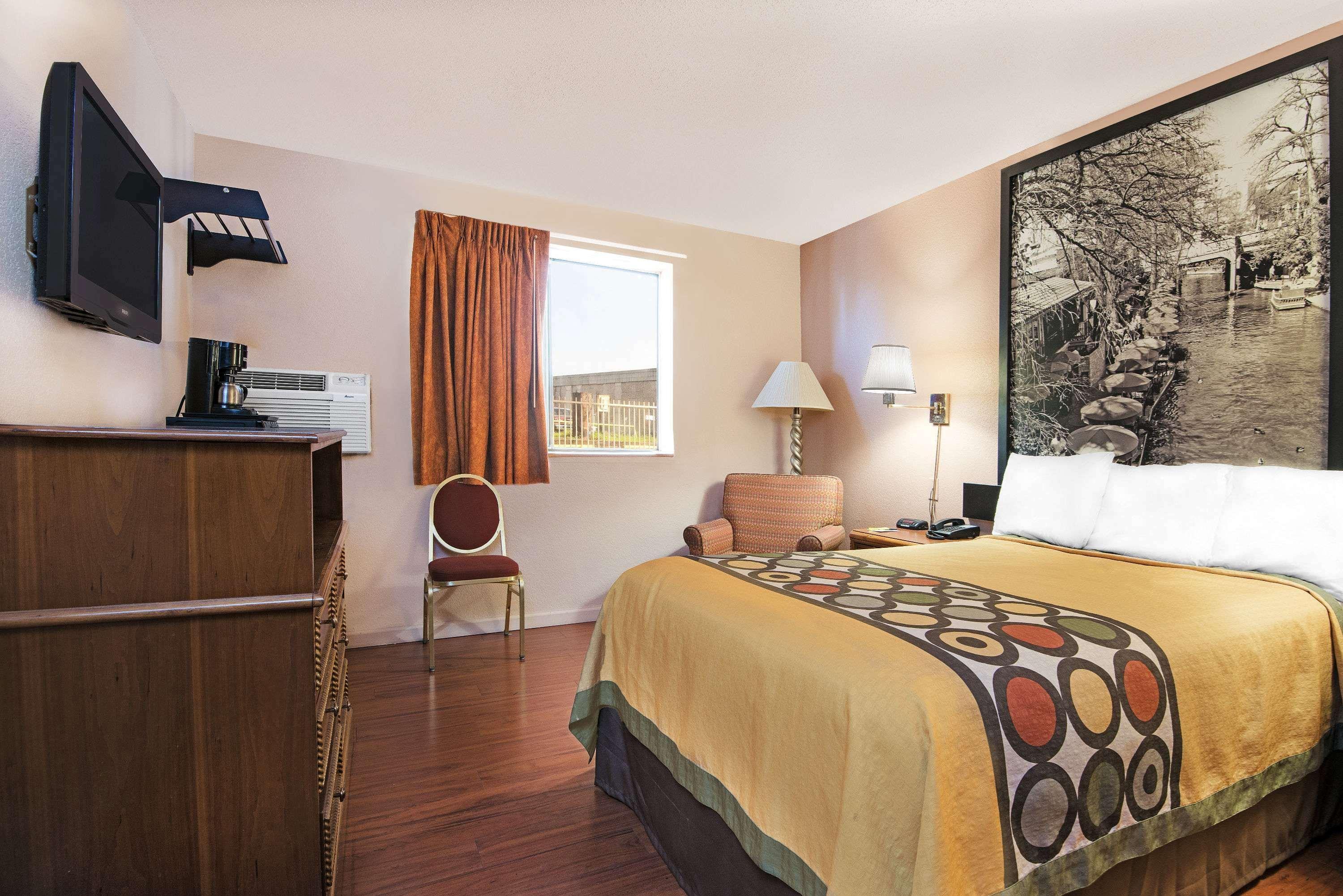 Super 8 By Wyndham San Antonio/I-35 North Hotell Exteriör bild