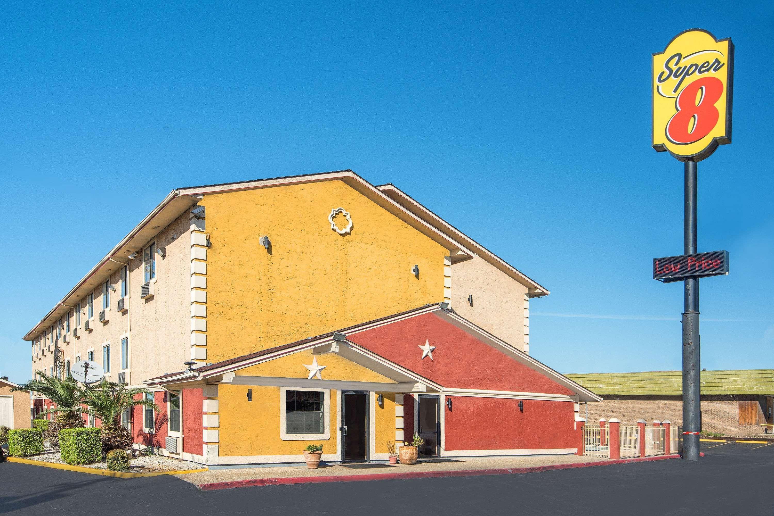 Super 8 By Wyndham San Antonio/I-35 North Hotell Exteriör bild