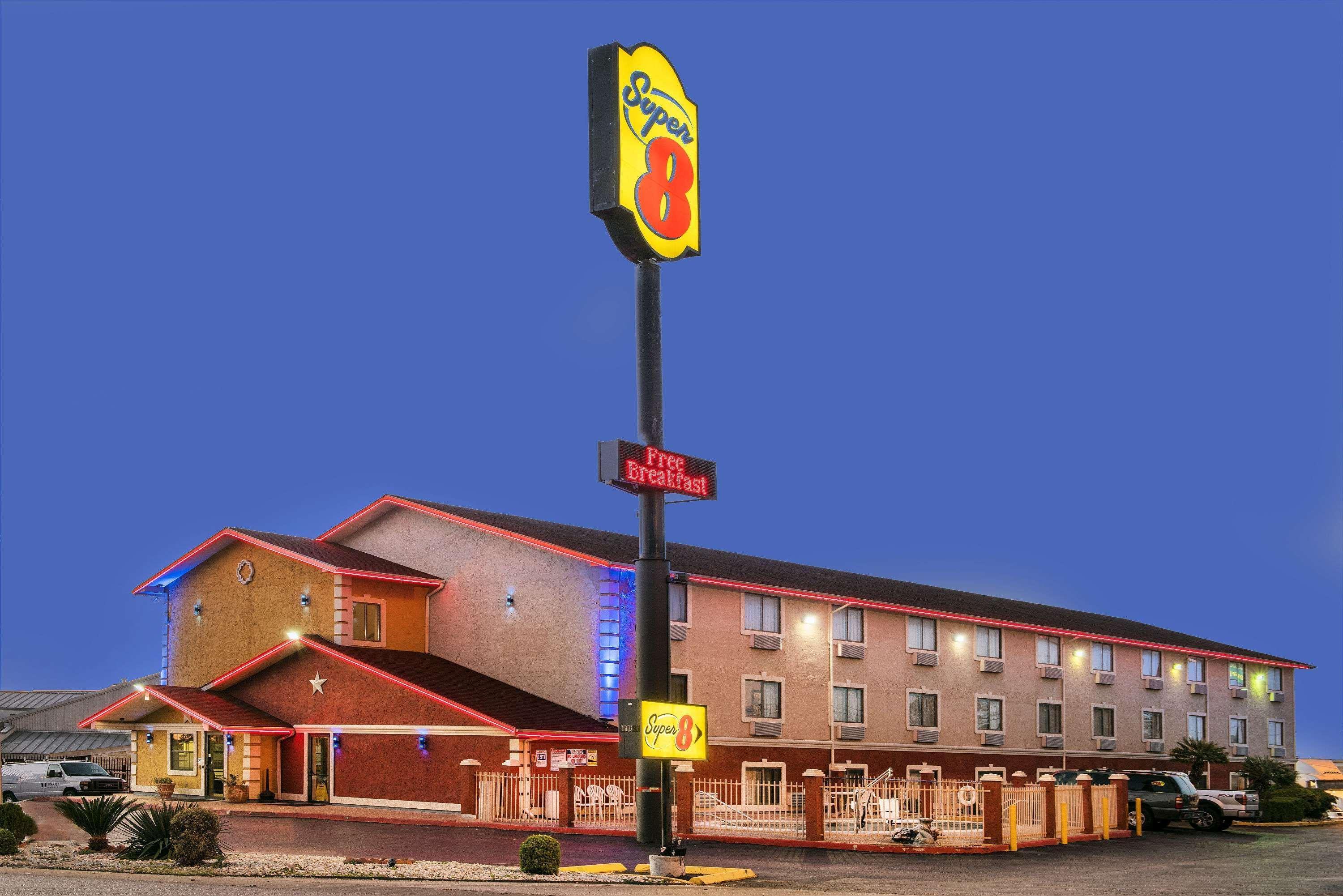 Super 8 By Wyndham San Antonio/I-35 North Hotell Exteriör bild