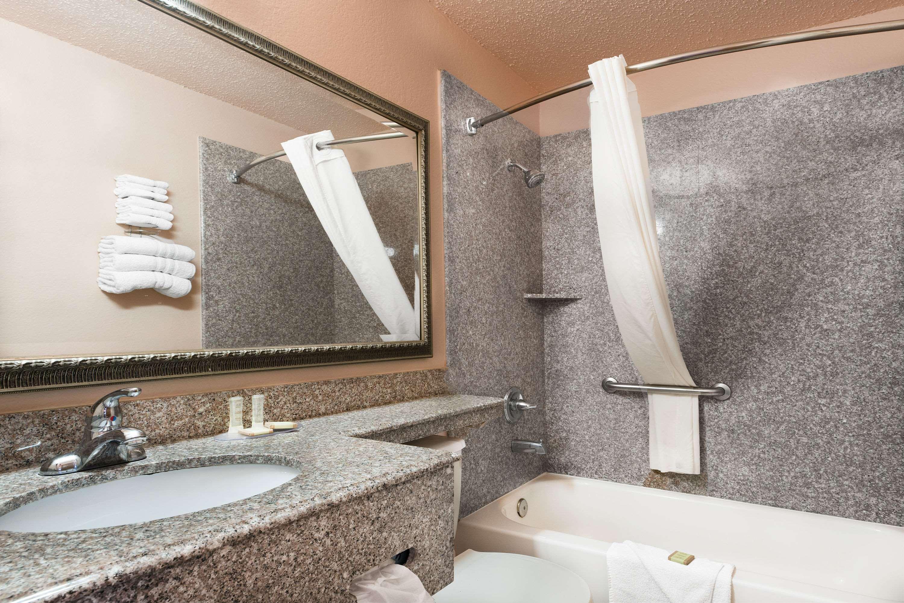 Super 8 By Wyndham San Antonio/I-35 North Hotell Exteriör bild