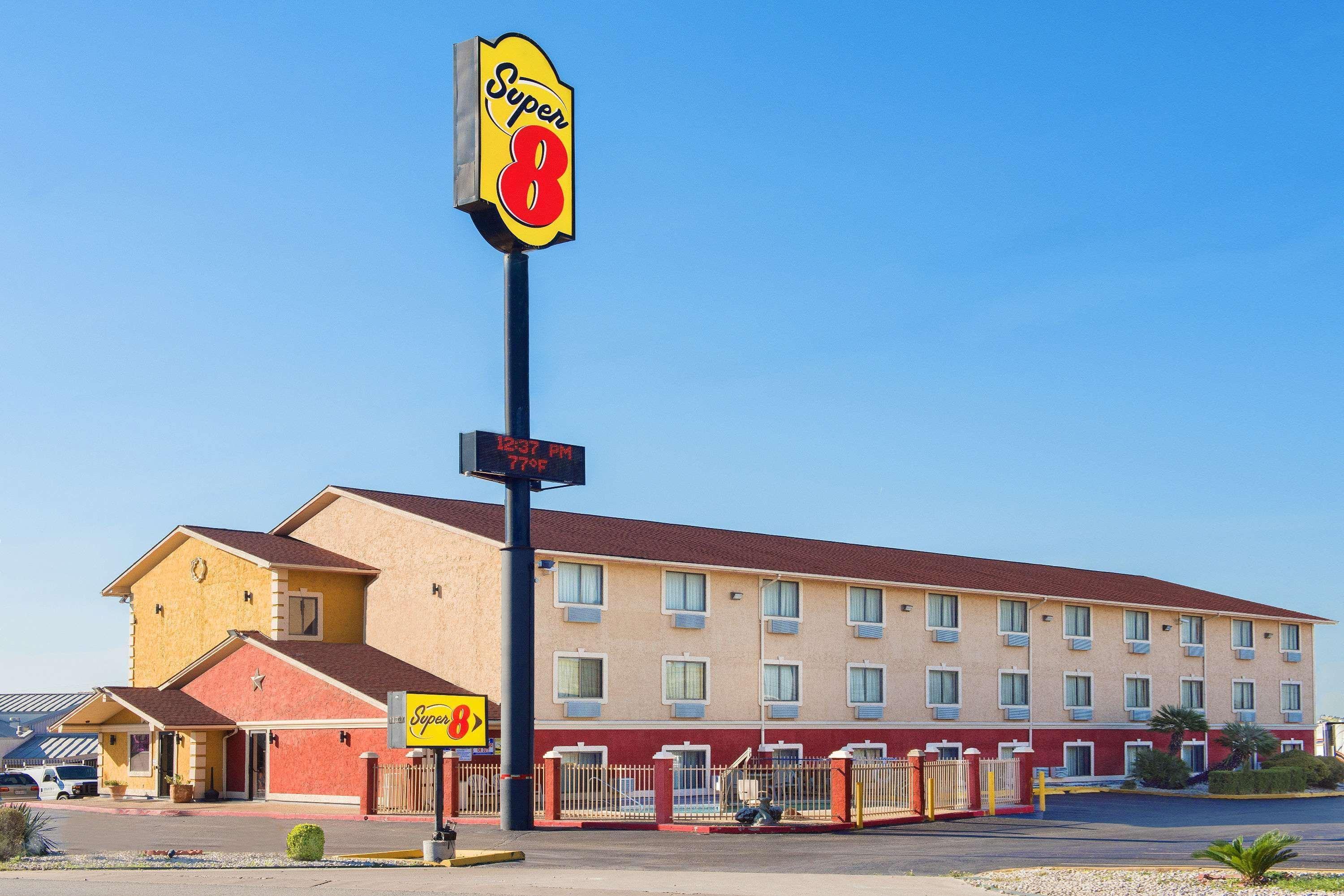 Super 8 By Wyndham San Antonio/I-35 North Hotell Exteriör bild
