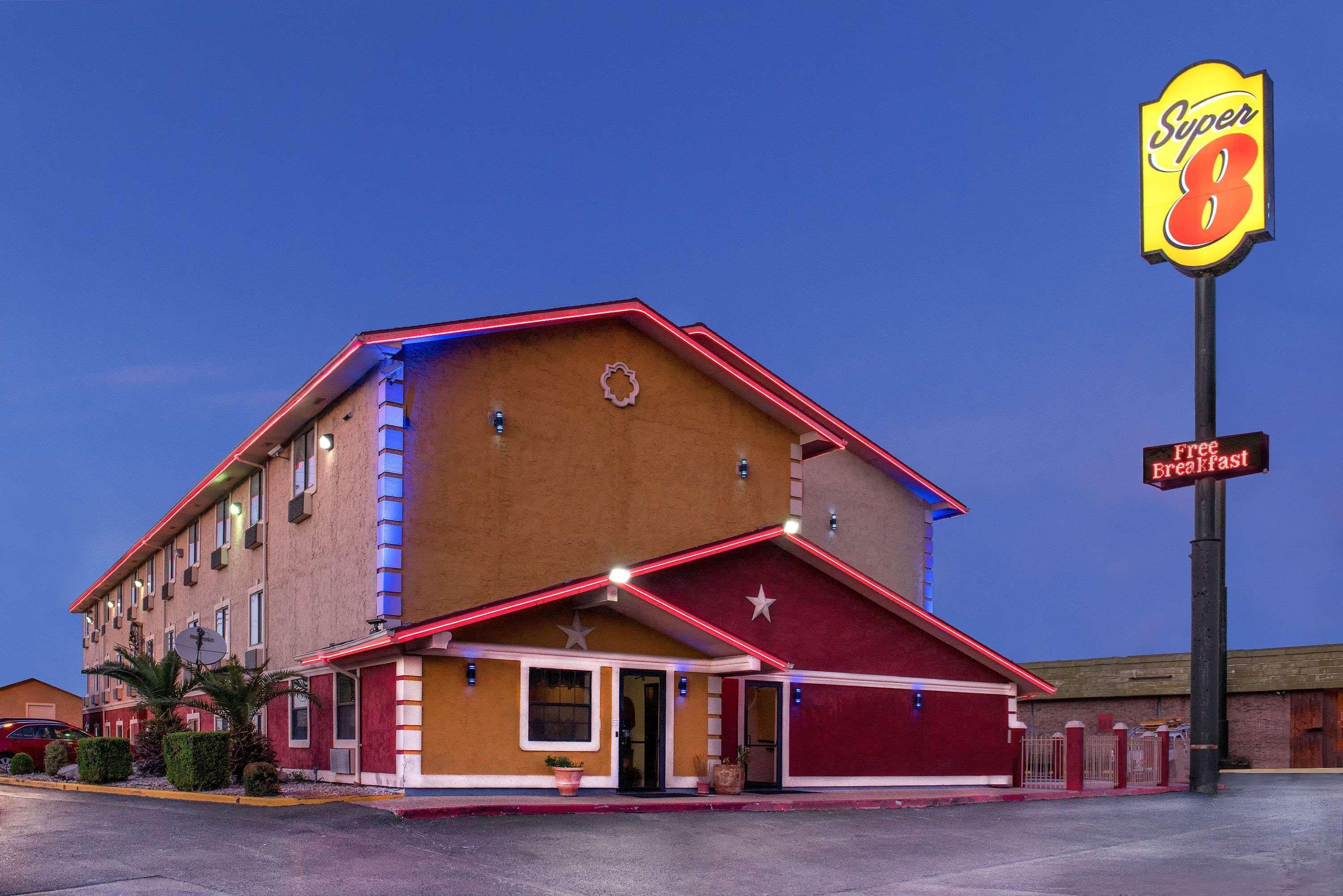 Super 8 By Wyndham San Antonio/I-35 North Hotell Exteriör bild