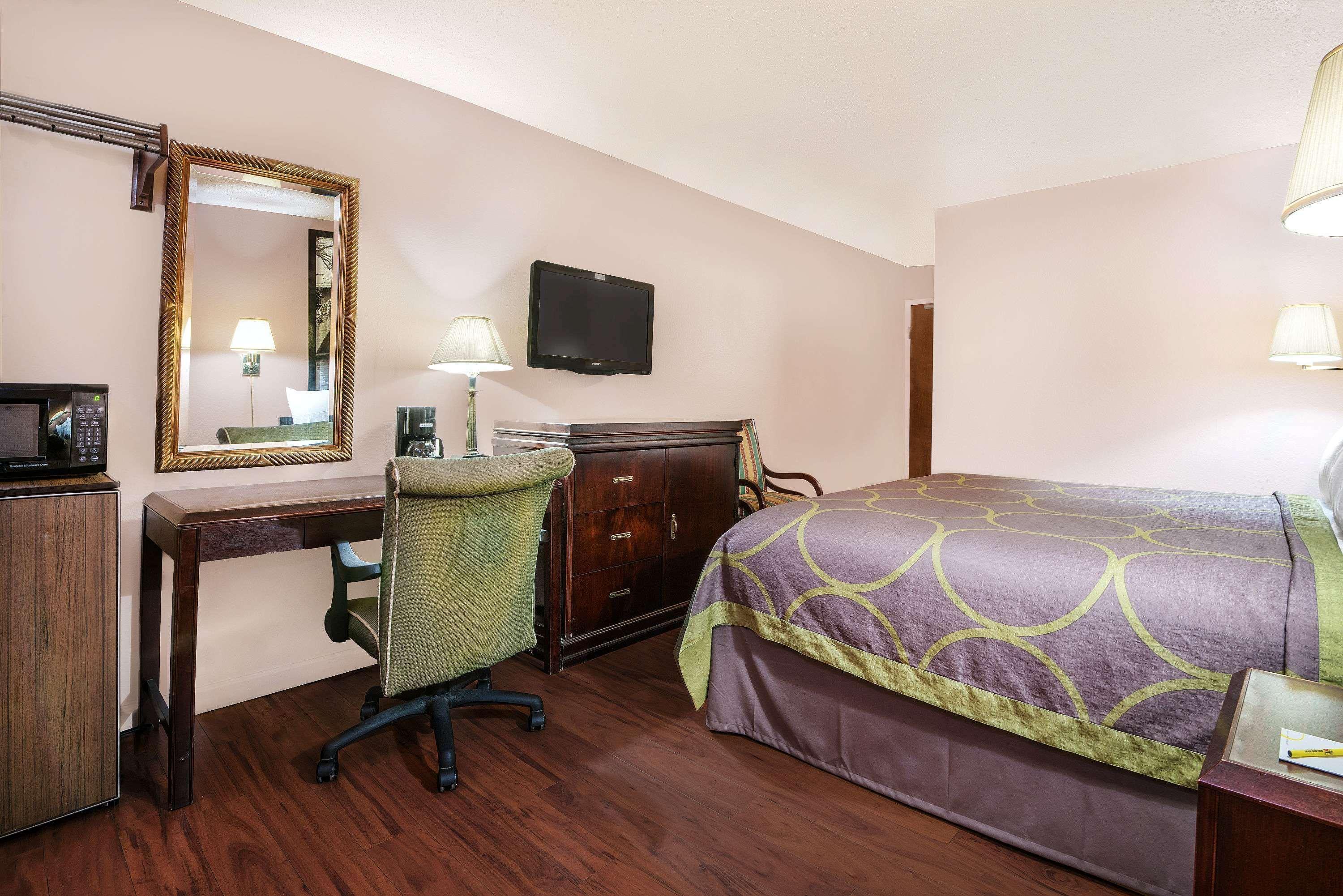 Super 8 By Wyndham San Antonio/I-35 North Hotell Exteriör bild
