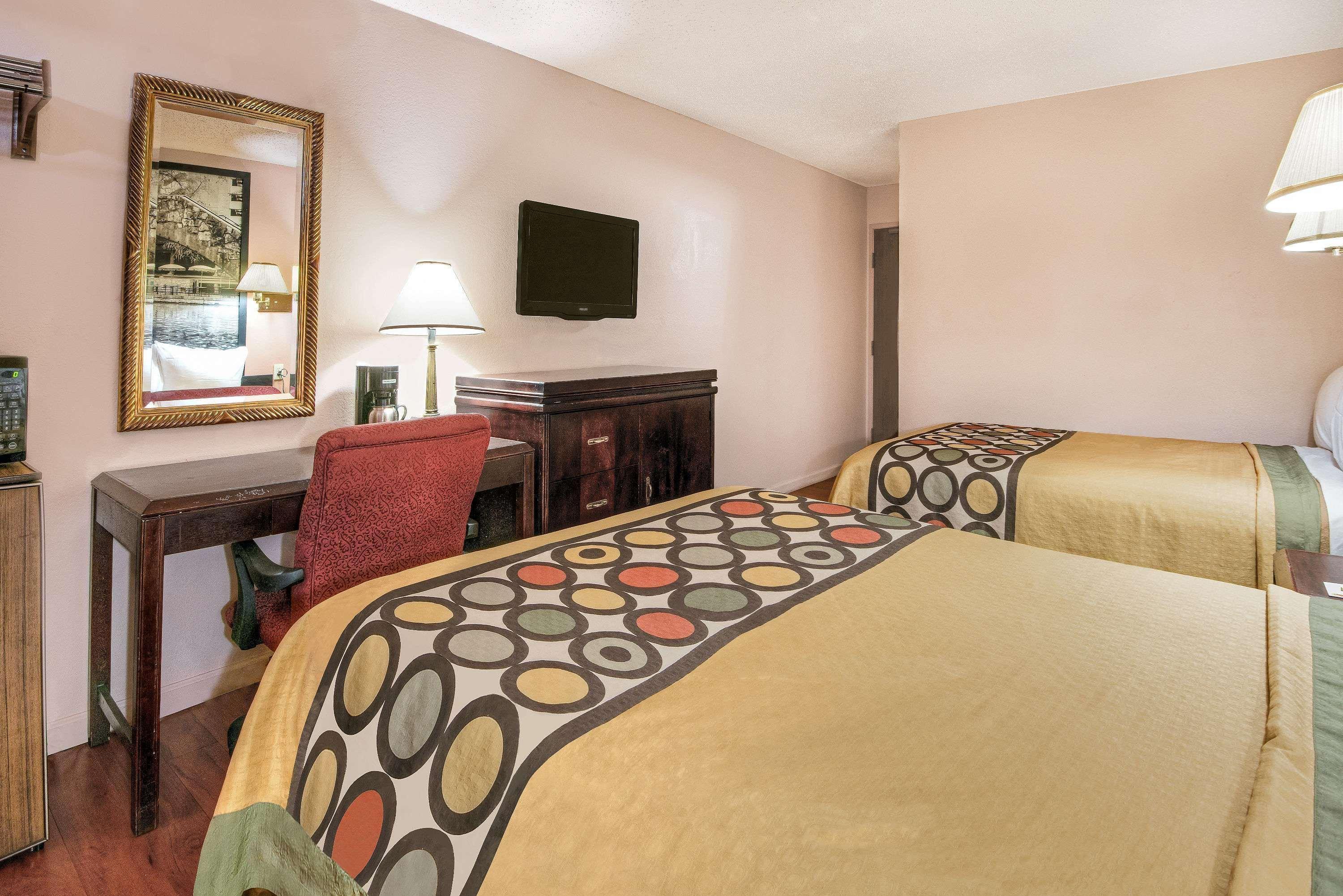 Super 8 By Wyndham San Antonio/I-35 North Hotell Exteriör bild