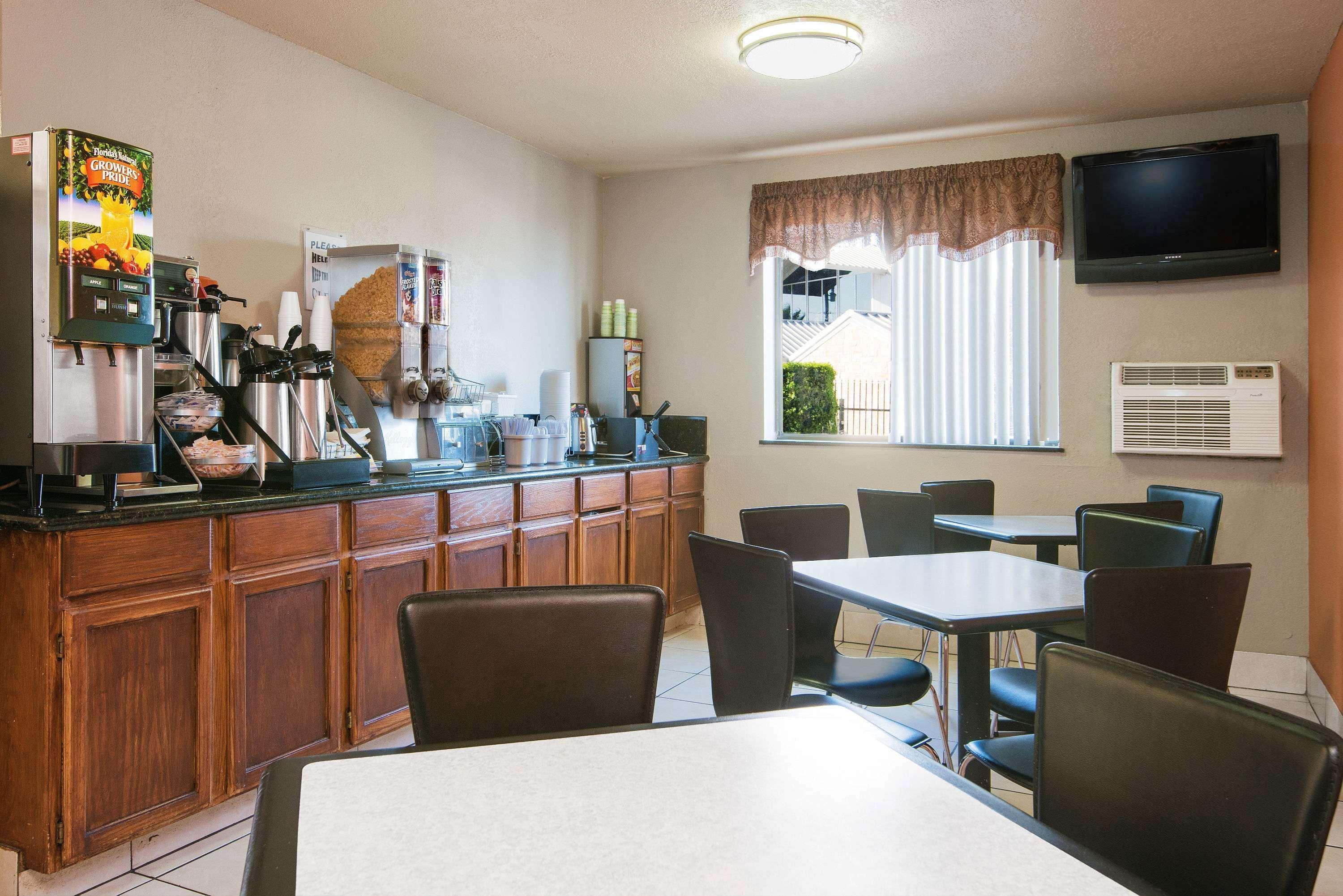 Super 8 By Wyndham San Antonio/I-35 North Hotell Exteriör bild