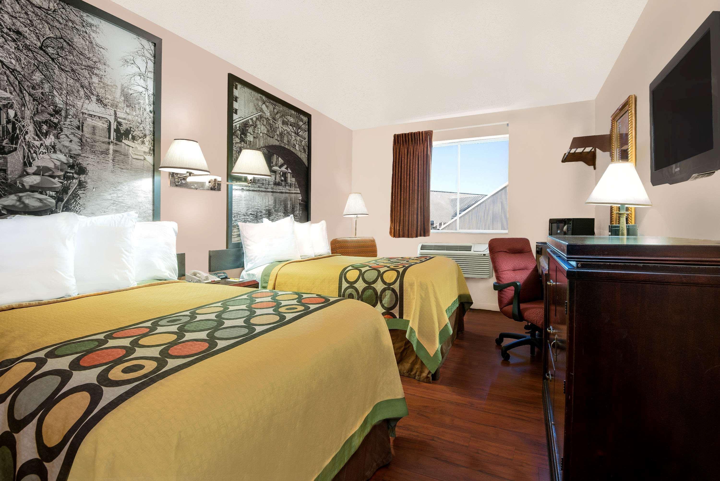 Super 8 By Wyndham San Antonio/I-35 North Hotell Exteriör bild