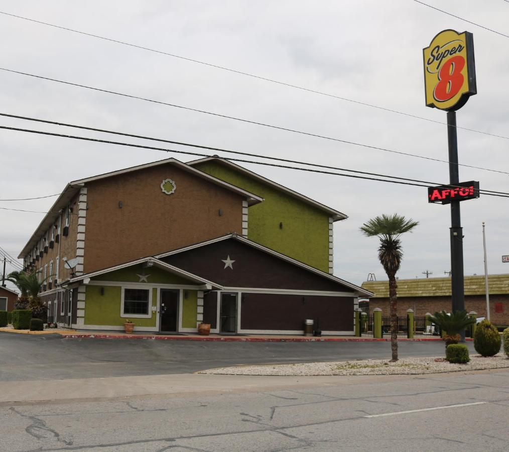 Super 8 By Wyndham San Antonio/I-35 North Hotell Exteriör bild