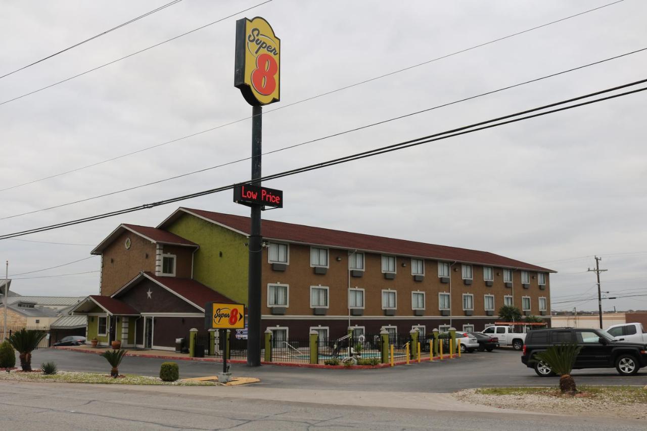 Super 8 By Wyndham San Antonio/I-35 North Hotell Exteriör bild