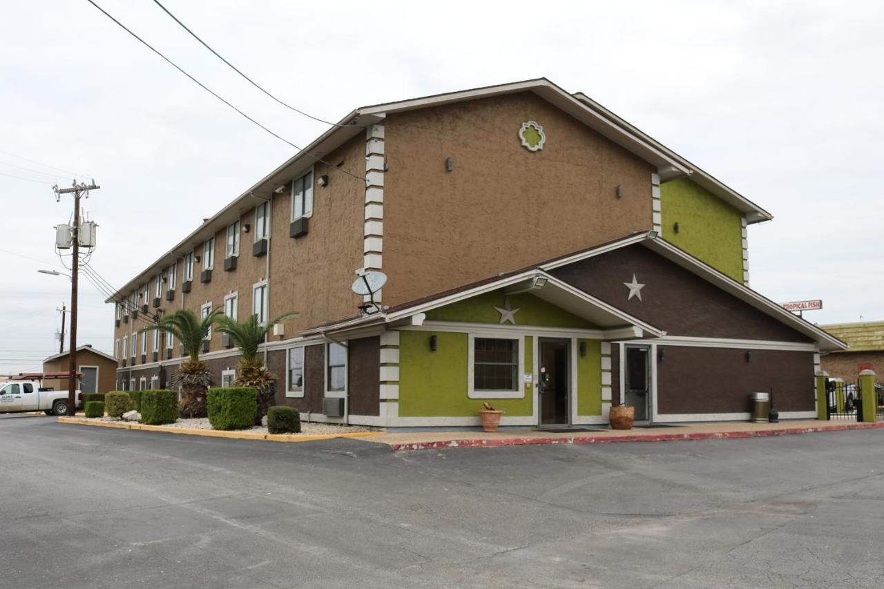 Super 8 By Wyndham San Antonio/I-35 North Hotell Exteriör bild