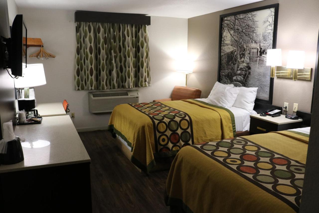 Super 8 By Wyndham San Antonio/I-35 North Hotell Exteriör bild