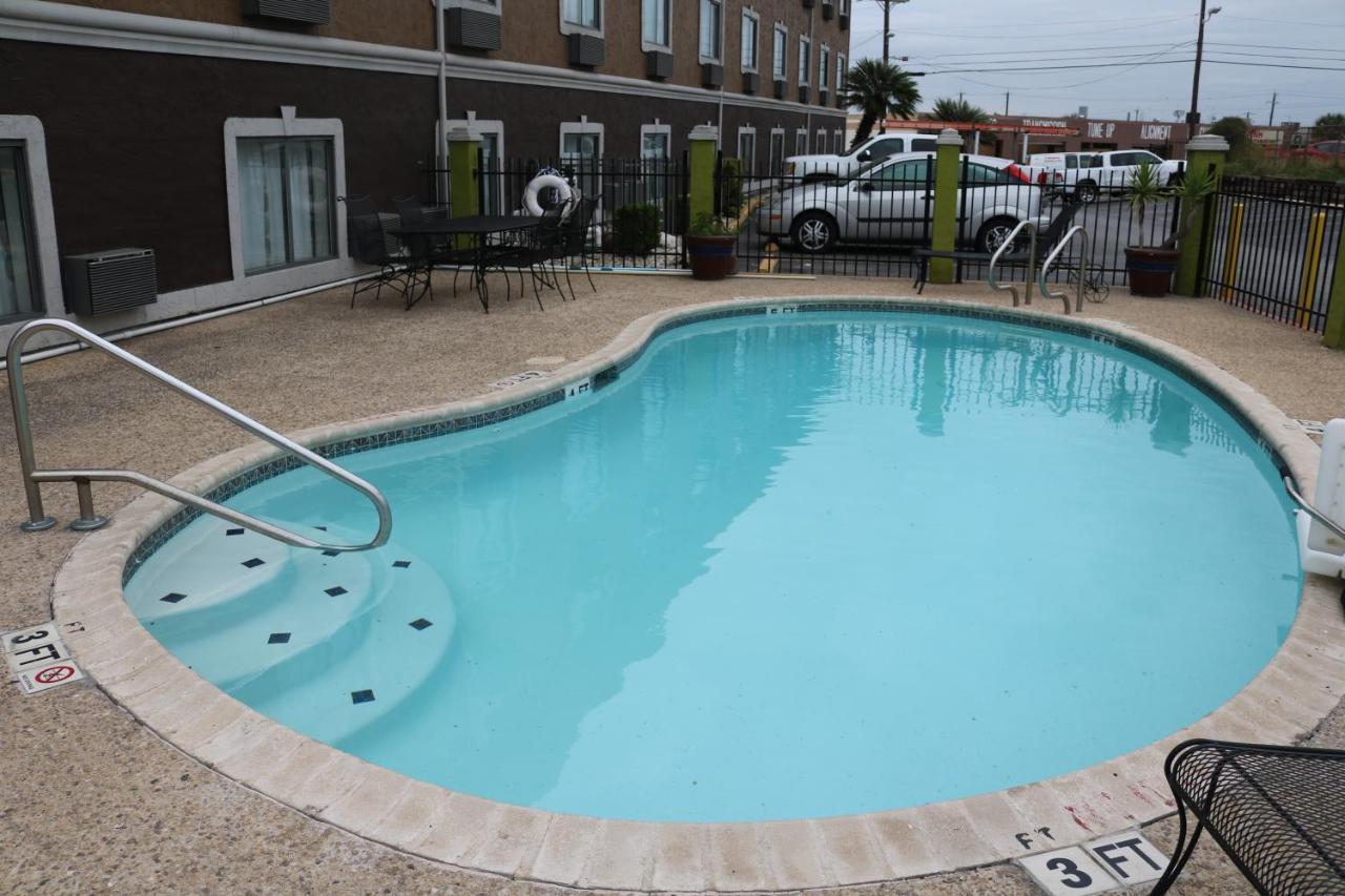 Super 8 By Wyndham San Antonio/I-35 North Hotell Exteriör bild